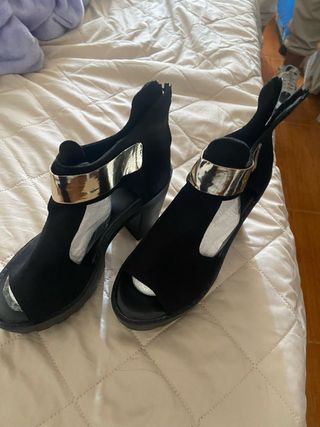 Zapatos de tacón negros y plateados 
