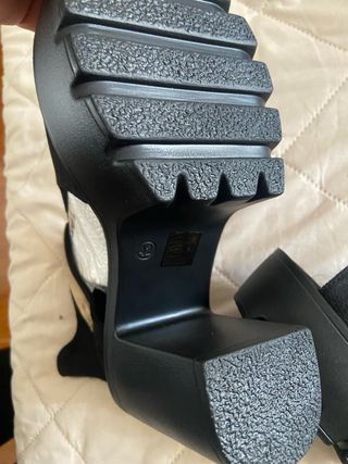Zapatos de tacón negros y plateados 