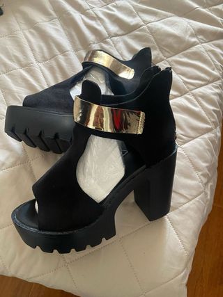 Zapatos de tacón negros y plateados 