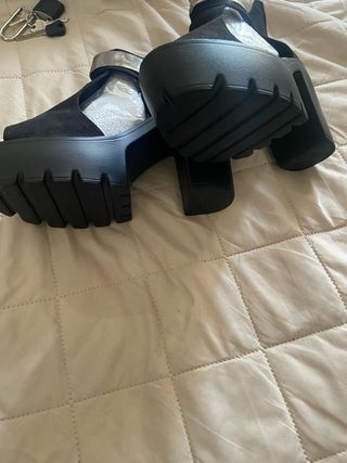 Zapatos de tacón negros y plateados 