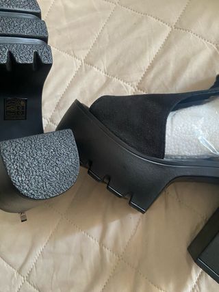 Zapatos de tacón negros y plateados 