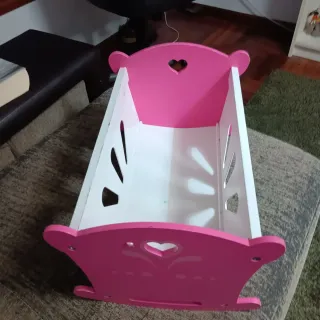 Cuna de juguete rosa y blanca