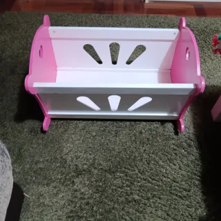 Cuna de juguete rosa y blanca
