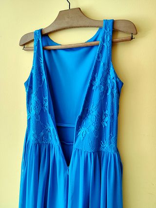 Vestido largo azul con espalda descubierta