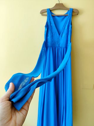 Vestido largo azul con espalda descubierta