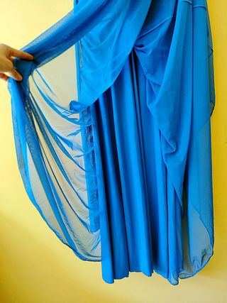 Vestido largo azul con espalda descubierta