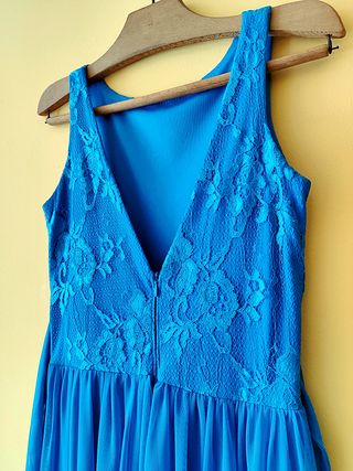 Vestido largo azul con espalda descubierta