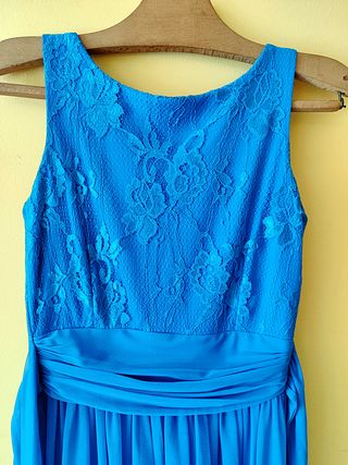 Vestido largo azul con espalda descubierta