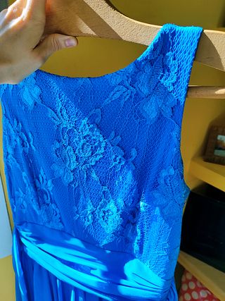 Vestido largo azul con espalda descubierta