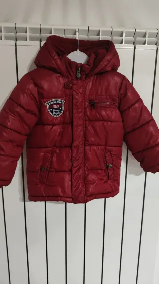 Giubbotto bambino rosso con cappuccio