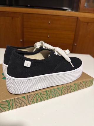Zapatillas negras con plataforma blanca