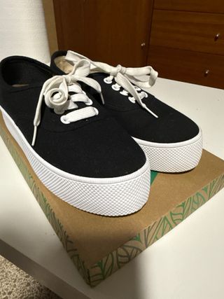 Zapatillas negras con plataforma blanca