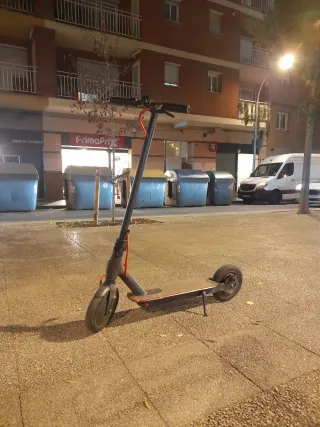 Patinete eléctrico gris
Con piezas de extra