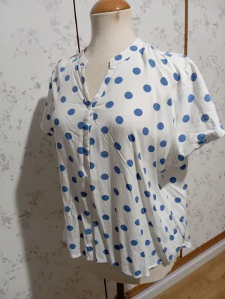 Blusa blanca con lunares azules