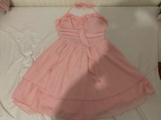 Vestido rosa halter con volantes
