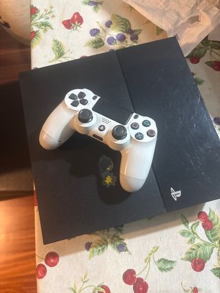 Playstation 4 PS4 Negra con Mando Blanco