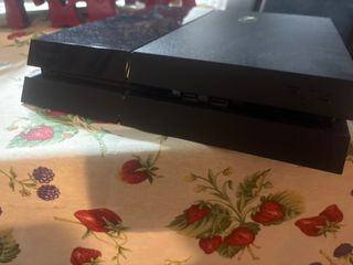Playstation 4 PS4 Negra con Mando Blanco
