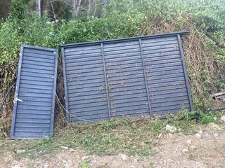 Puerta exterior de lamas