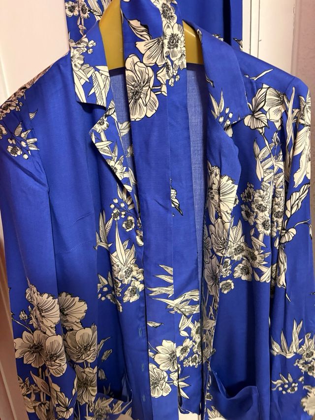 Conjunto floral azul y blanco