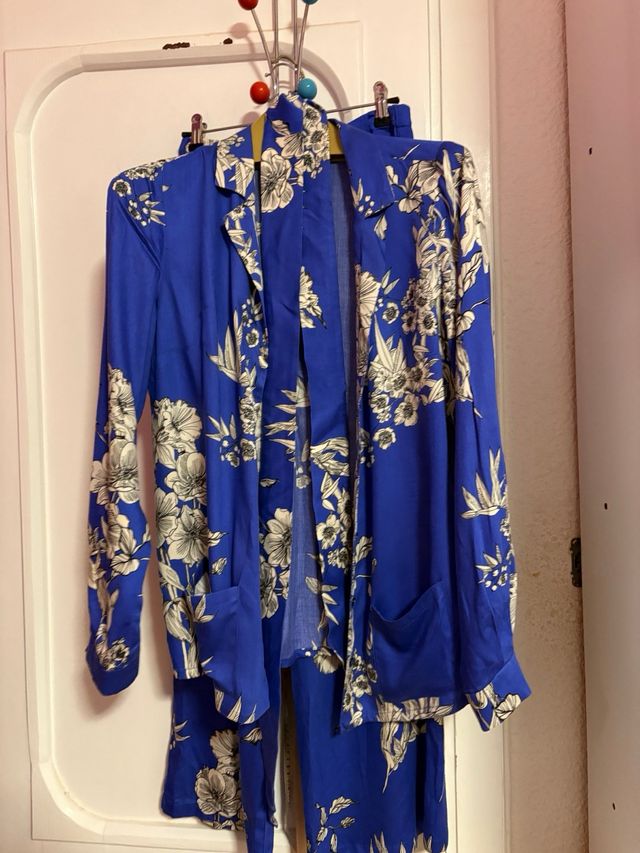 Conjunto floral azul y blanco