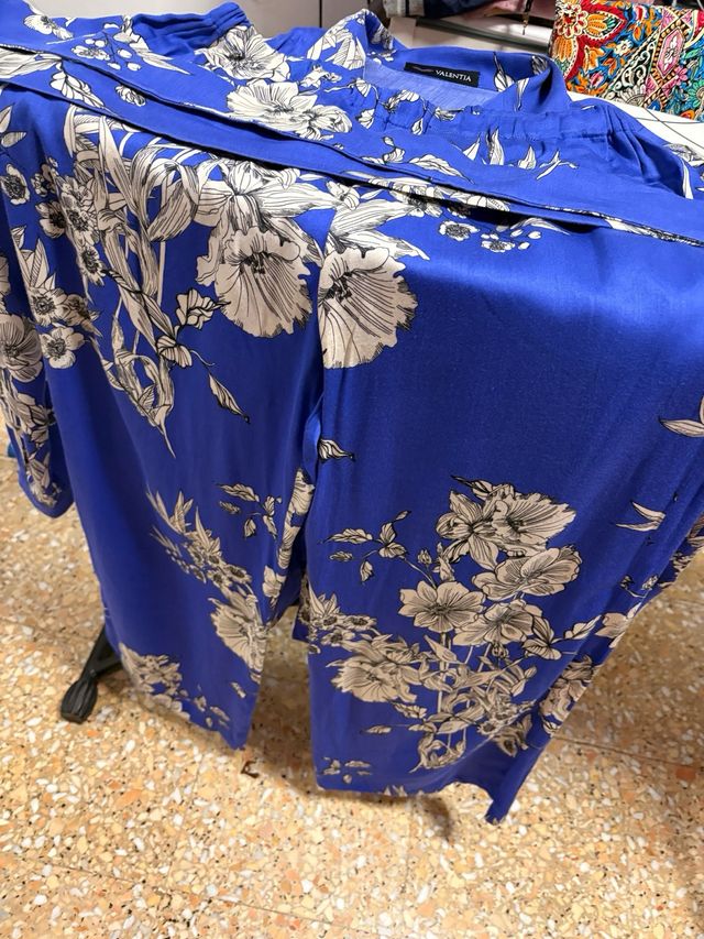 Conjunto floral azul y blanco