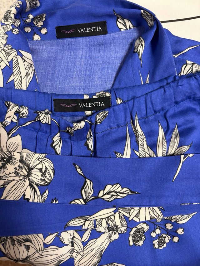 Conjunto floral azul y blanco