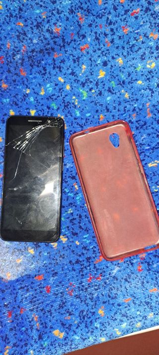 Telefono cellulare Alcatel con cover arancione per la riparazione