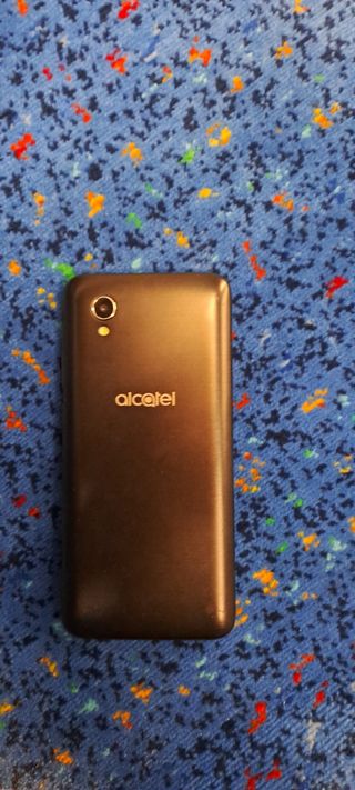 Telefono cellulare Alcatel con cover arancione per la riparazione