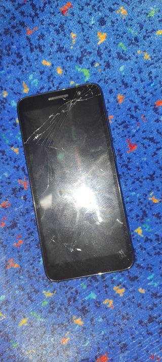 Telefono cellulare Alcatel con cover arancione per la riparazione