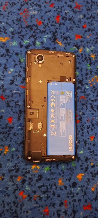 Telefono cellulare Alcatel con cover arancione per la riparazione