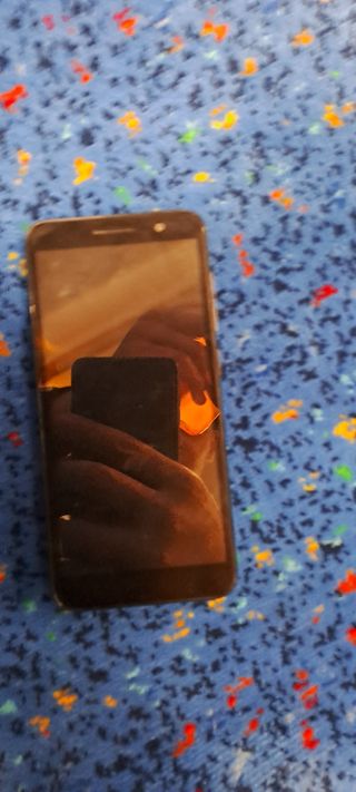 Telefono cellulare Alcatel con cover arancione per la riparazione