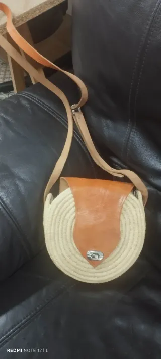 Bolso redondo boho de rafia y piel