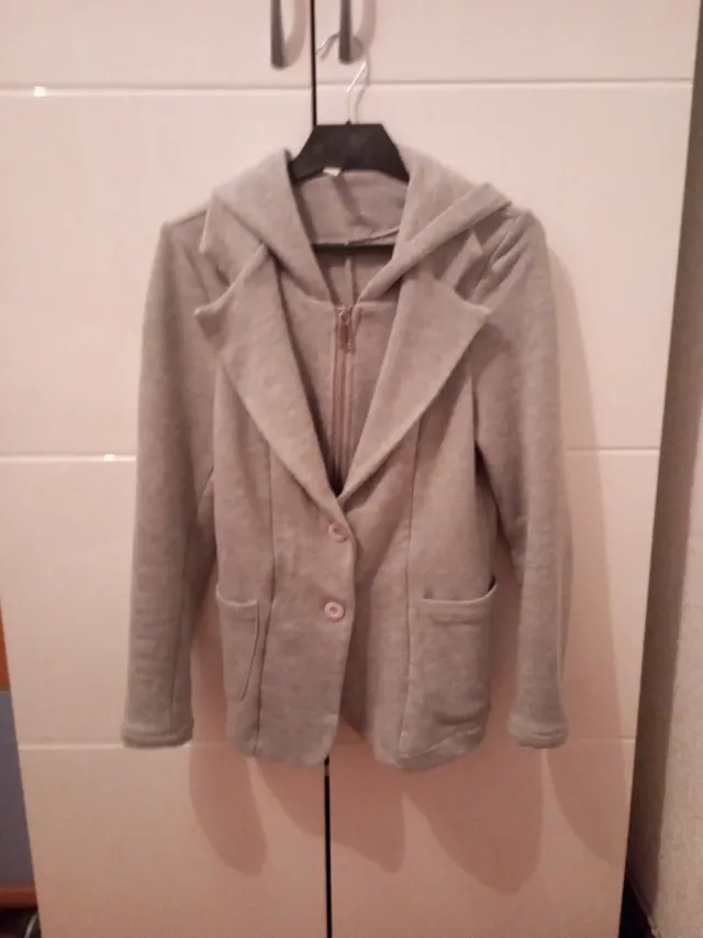 Chaqueta gris con capucha