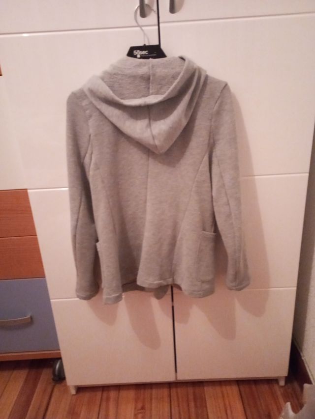 Chaqueta gris con capucha