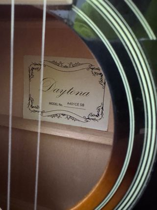 Guitarra Daytona A401CESB + funda