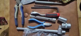 Herramientas varias: llaves, alicates, destornilla