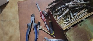 Herramientas varias: llaves, alicates, destornilla