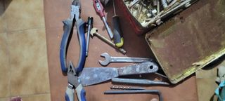 Herramientas varias: llaves, alicates, destornilla