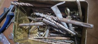 Herramientas varias: llaves, alicates, destornilla