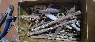 Herramientas varias: llaves, alicates, destornilla
