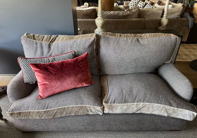 Sofá de tela gris con cojines a juego