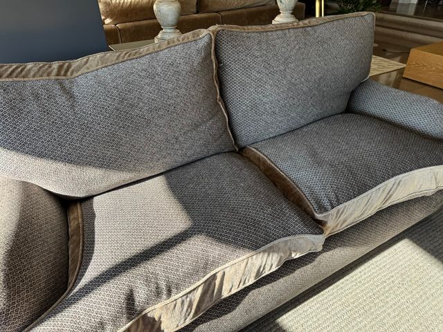 Sofá de tela gris con cojines a juego
