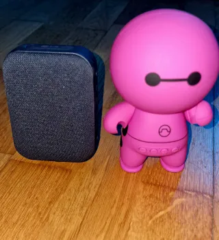 2 altavoces un Altavoz LG Negro y otro como Figura