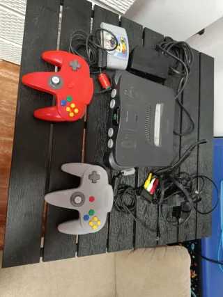 Nintendo 64 con Bomberman 64 y 2 mandos