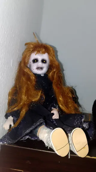 Muñeca de terror con pelo largo