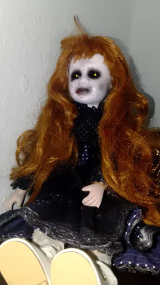 Muñeca de terror con pelo largo