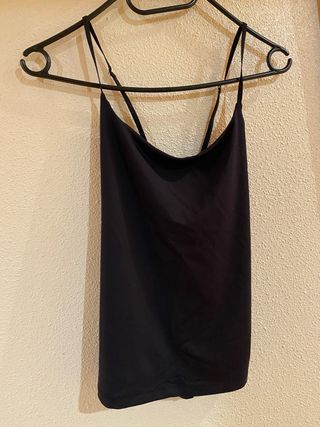 Camiseta tirantes negra ajustada