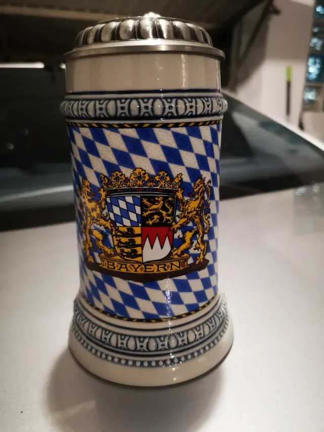 Caneca de Cerveja Alemã com Tampa de Metal