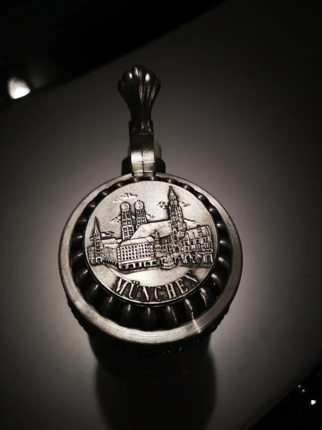 Caneca de Cerveja Alemã com Tampa de Metal