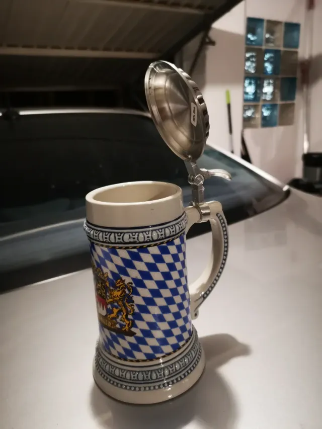 Caneca de Cerveja Alemã com Tampa de Metal